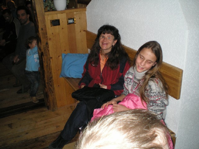 Gemma tiene in braccio la sua giacca a vento rosa, e siede vicino a Silvia Parente